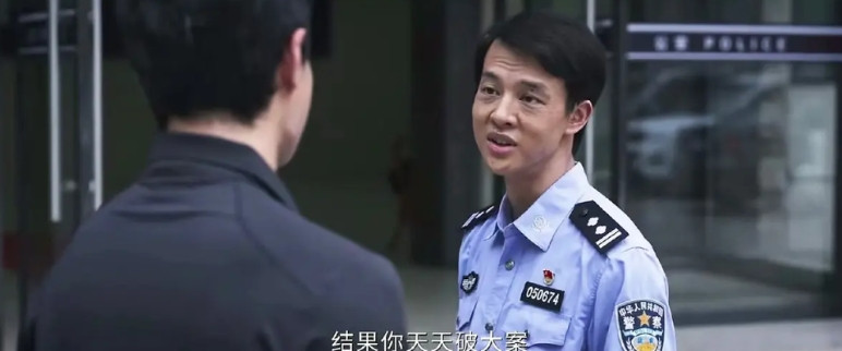 观看电视剧《树影迷宫》，真切地感受到命运的无常与捉弄。赵赶鹅，身为公安大学的高