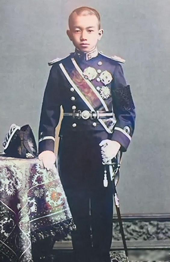 裕仁小时候因近亲结婚导致生理有缺陷：右手无法伸直，脊柱变形，高度近视。谁能想到，