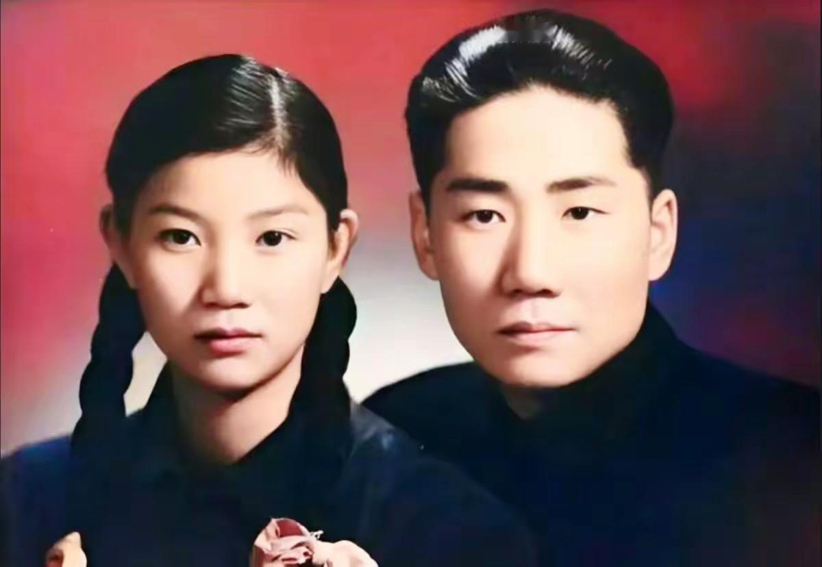 这是毛岸英和妻子刘思齐真实的结婚照，都看看吧，未脱稚气的俏脸上，洋溢着幸福。