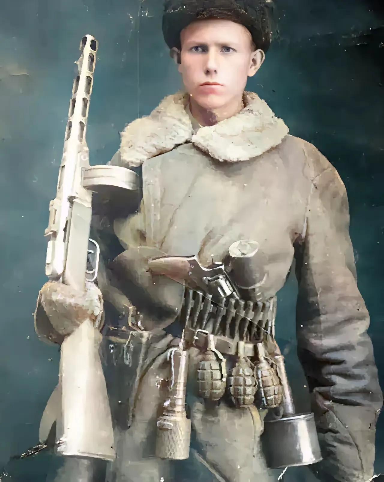 二战时期，一名苏联游击队员的武器配备十分精良。他手中握着PPSh-41冲锋枪