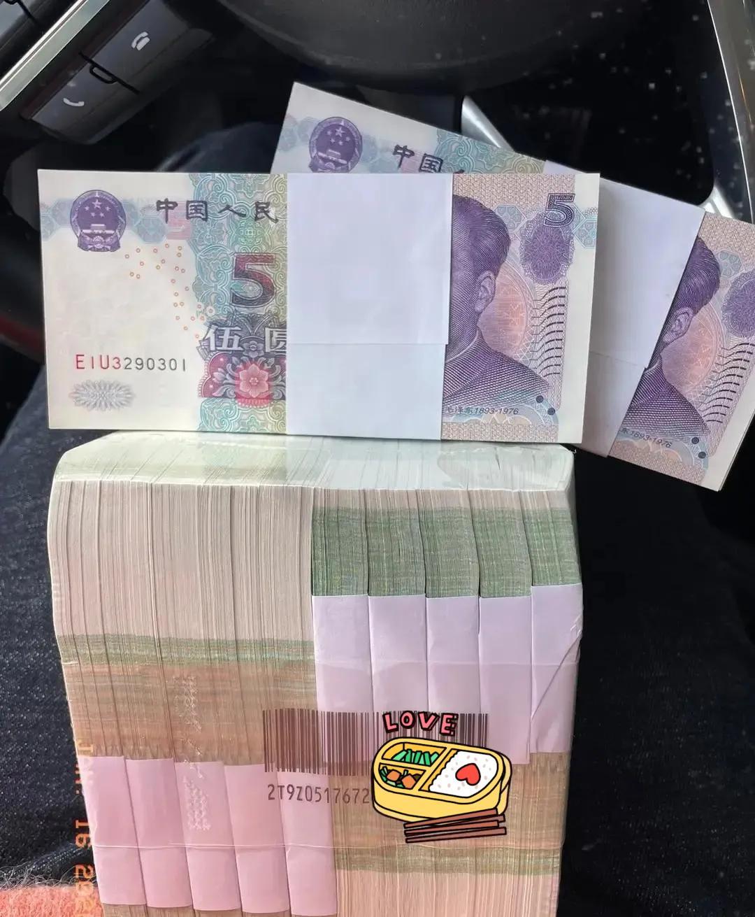 快过年了，我妈又暗示我，让我去银行给舅舅家换一万块的新零钞，我直接摊牌了，“妈，