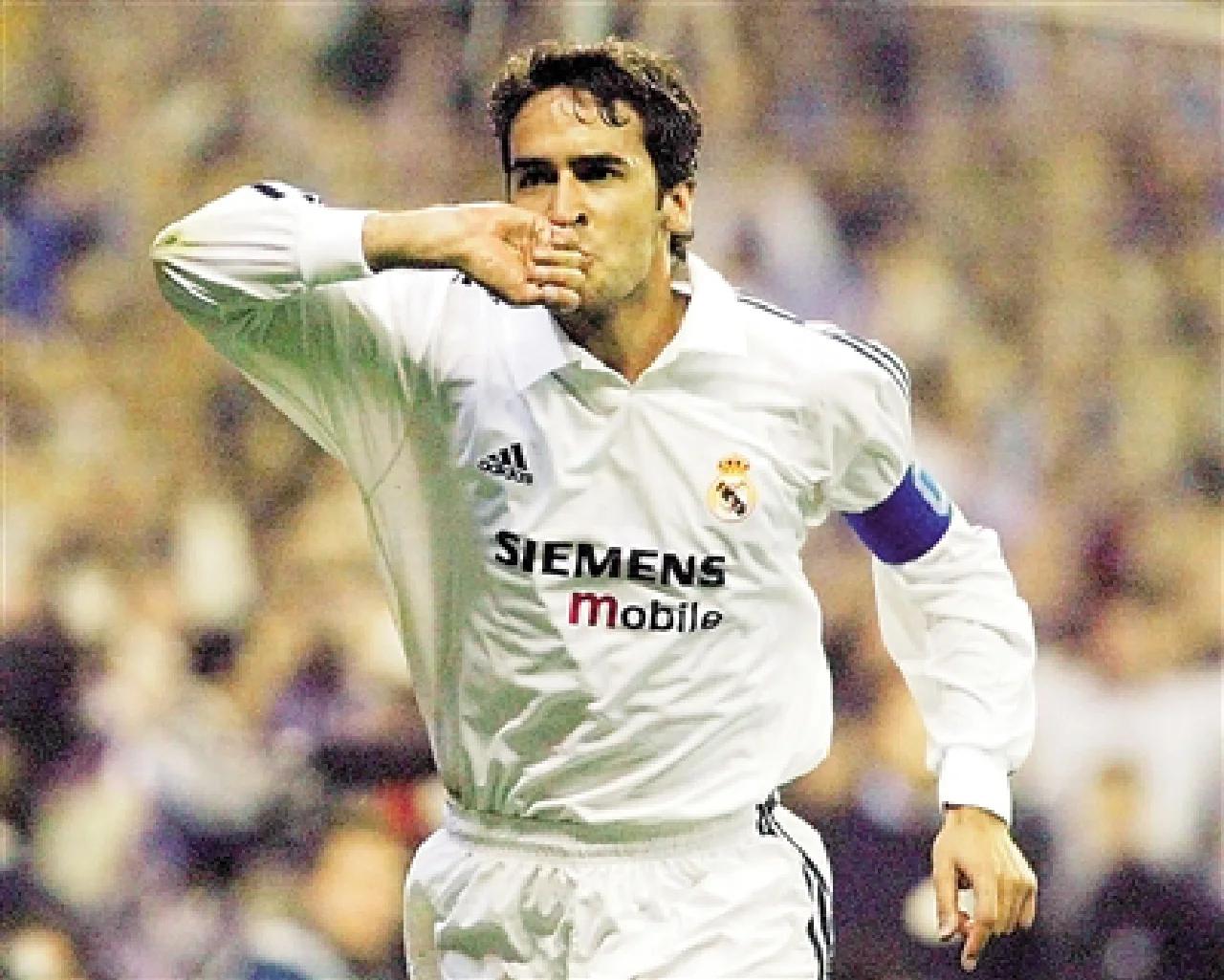 盘点劳尔心目中的最佳阵容352：门将：卡西利亚斯后卫：罗伯托卡洛斯、拉莫斯、