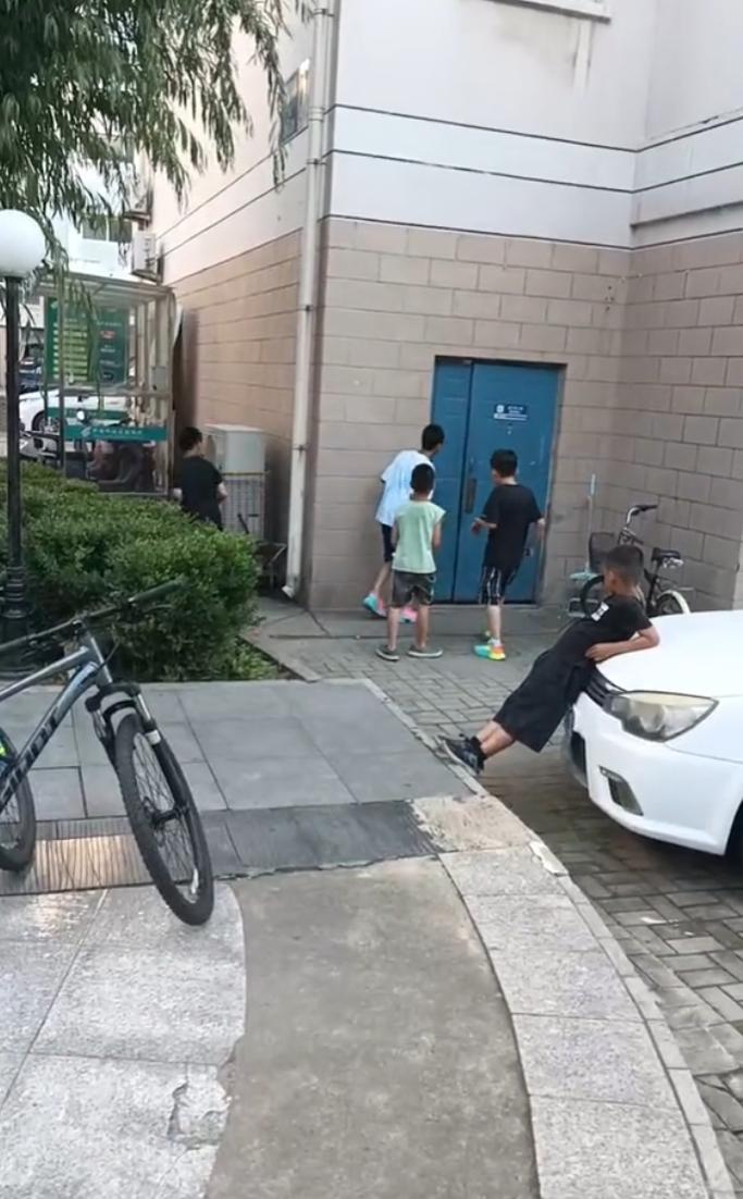 现在小孩素质真差，在保安室门口逗保安，还大喊“大汗脚”，然后哄笑着跑开了。保
