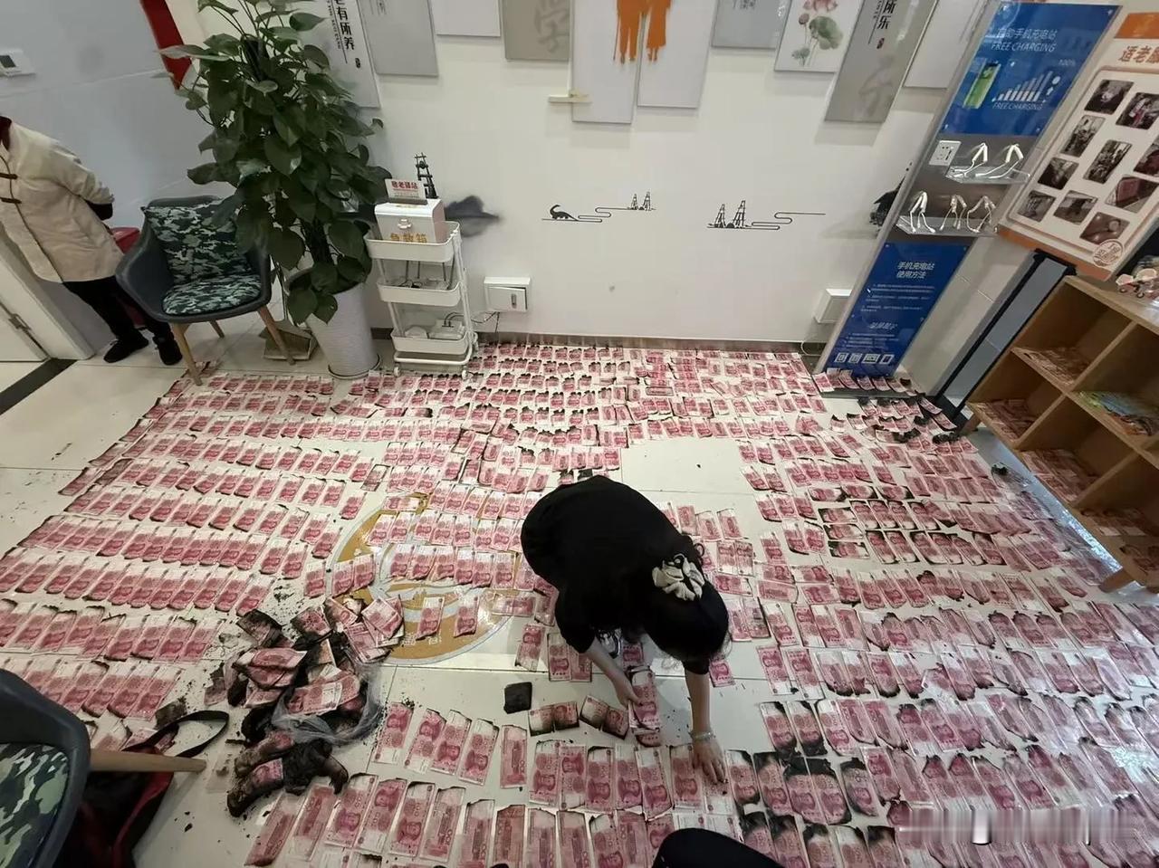 一场突如其来的火灾，烧毁的不仅是房屋，更是一位八旬老人攒了大半辈子的近40万元现