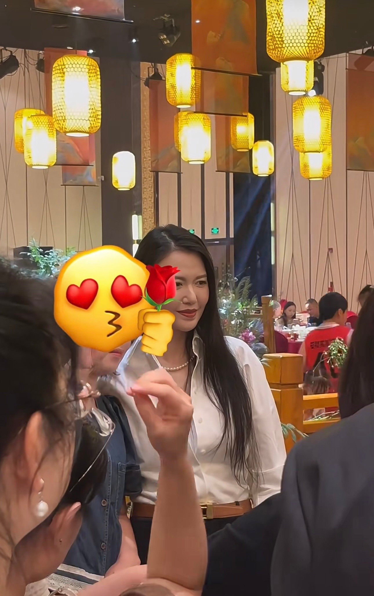 谭维维吃饭被偶遇，本人也太美了