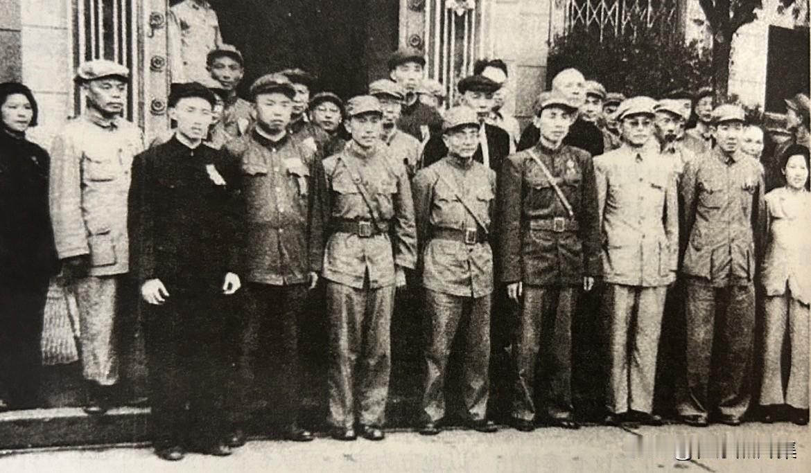1951年5月，王树声（前排左二）同李先念（前排左六）与志愿军归国汇报团合影。志