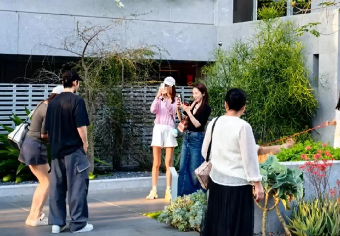 黄晓明三亚过年，晒与家人合影没见小海绵，年夜饭有10道菜很丰盛！