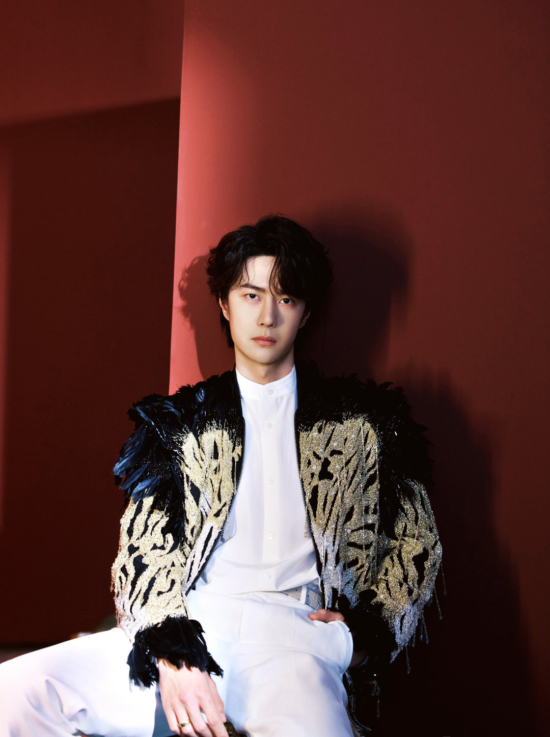 易烊千玺的红色套装来自Windowsen特别定制，王一博则身穿刚刚发布不久的Sa