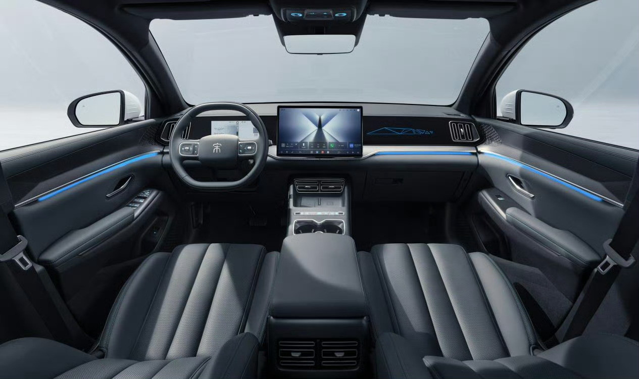 这次比亚迪推出的宋ProDM-i飞驰版起售价降到了9.99万，精准地补齐了入门