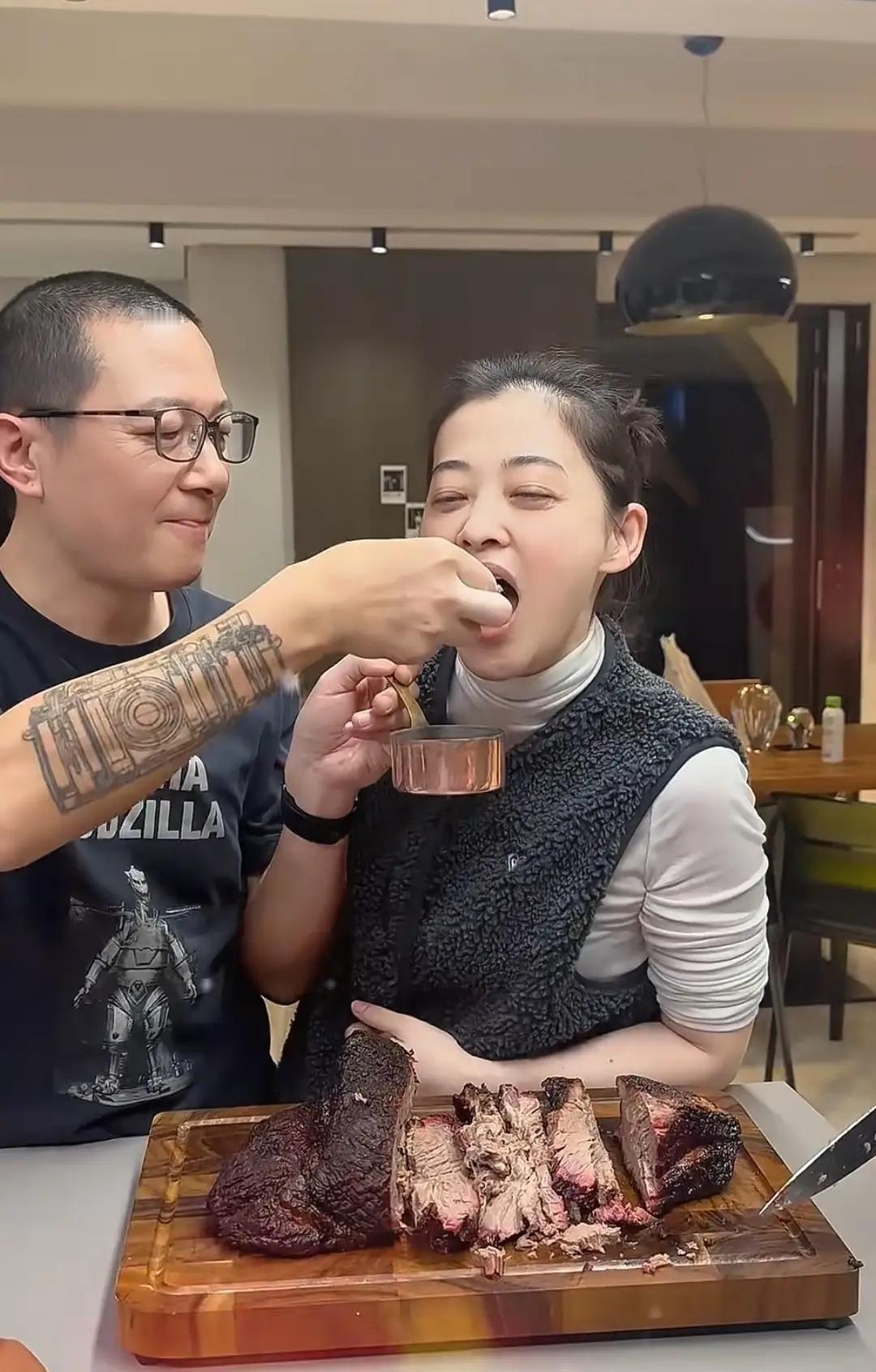 梅婷大年初九在北京别墅宴客，和德华刘琳同框，吃海鲜大口喝酒！