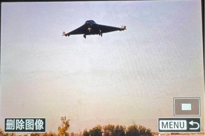 美媒嘲讽：因并列双座设计，成飞六代机做不了横滚动作？