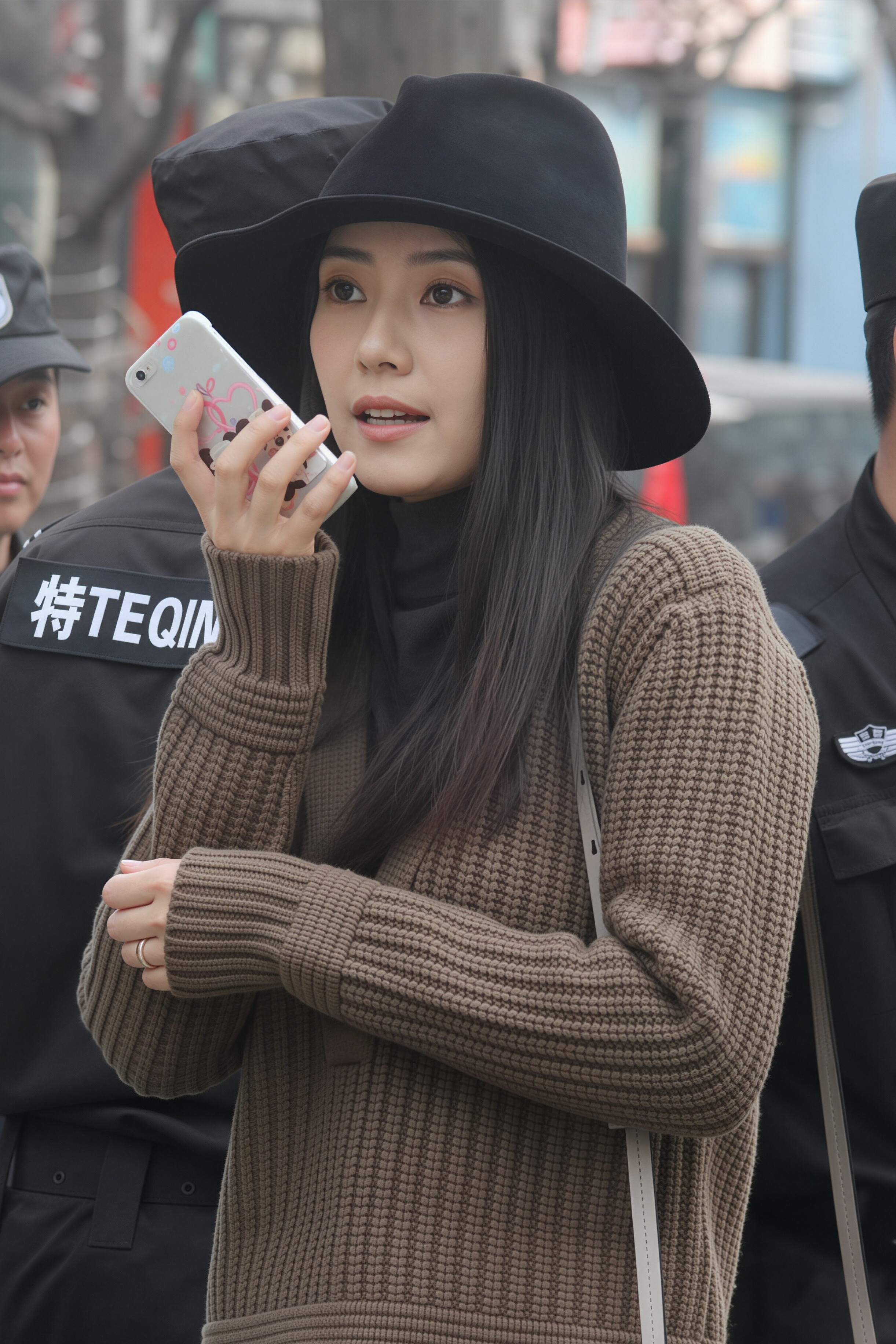 高圆圆这组街拍里的她太有氛围感了✨，黑毡帽配棕调针织衫，长发垂肩，一边打电话一