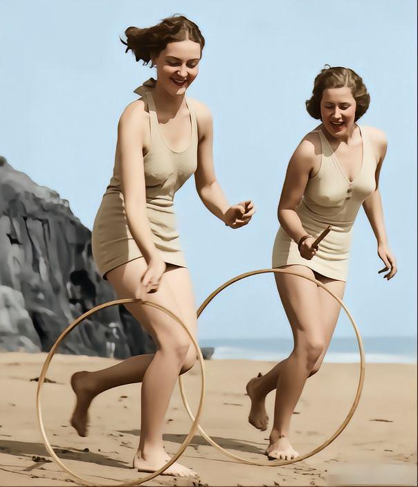 沙滩、海风、滚铁环，这是上世纪的海边少女，用最简单的游戏，把快乐跑成了风的