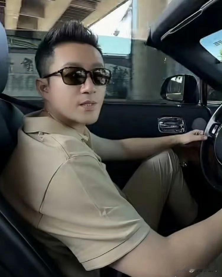 汪小菲今年在台湾过年，日子过得那叫一个舒坦。出门开着劳斯莱斯跑车，没事就去打打高