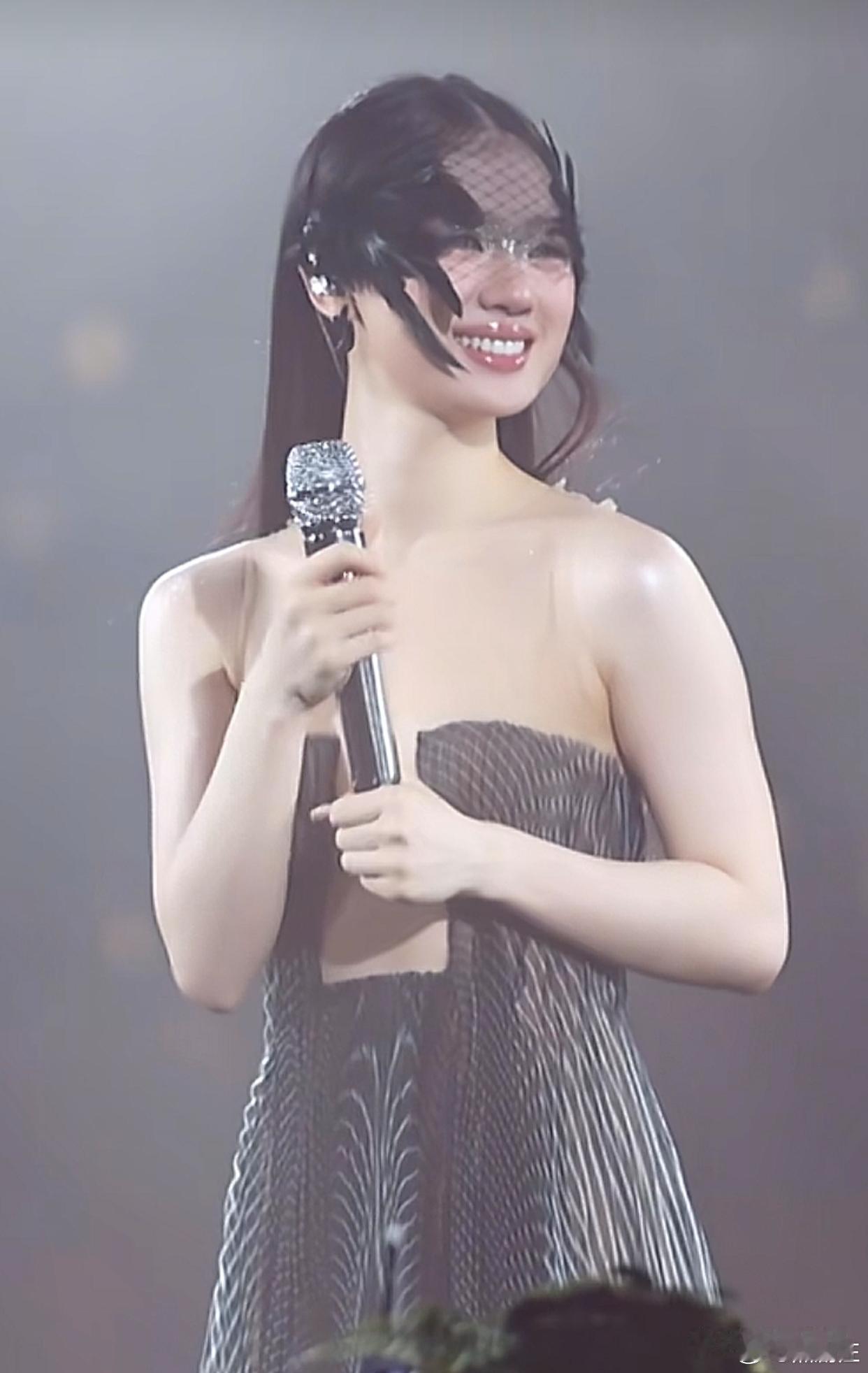 单依纯演唱会新造型，衣服真敢穿​​​