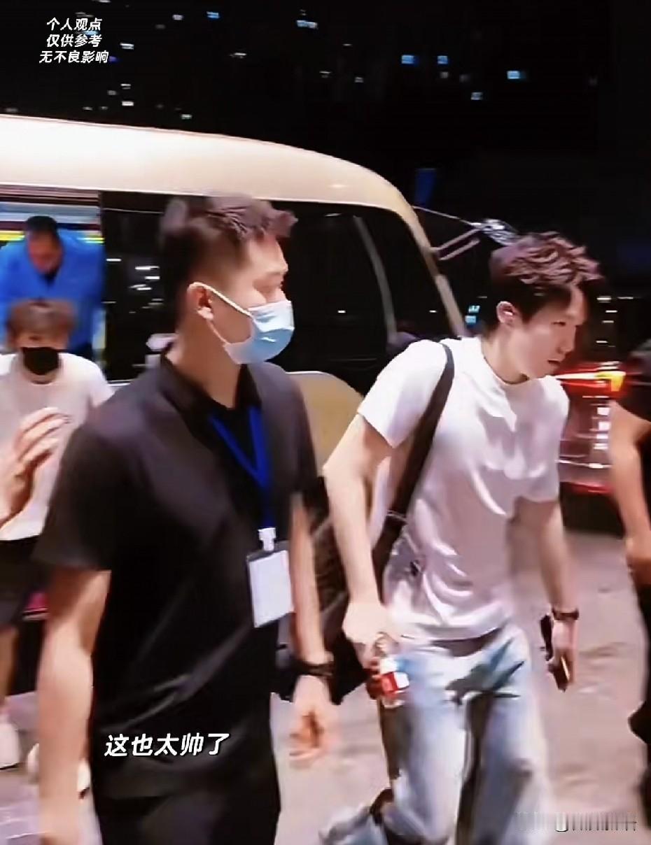 魏桥的叔又去接王楚钦了。昨天晚上十一点多，王楚钦抵达大连，魏桥的那个叔又去机场