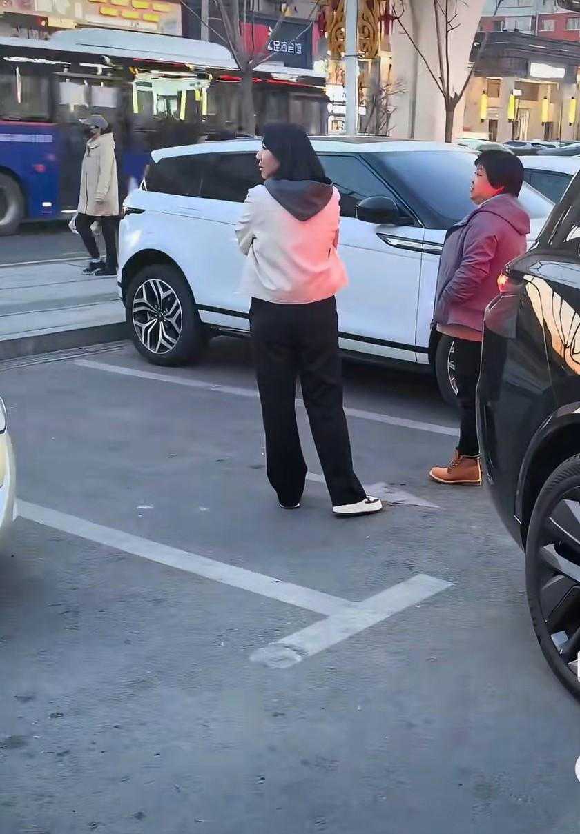 3月27日，吉林长春。一对母女人肉霸占车位。男子驾车欲停，两人坚决不让，态度蛮横