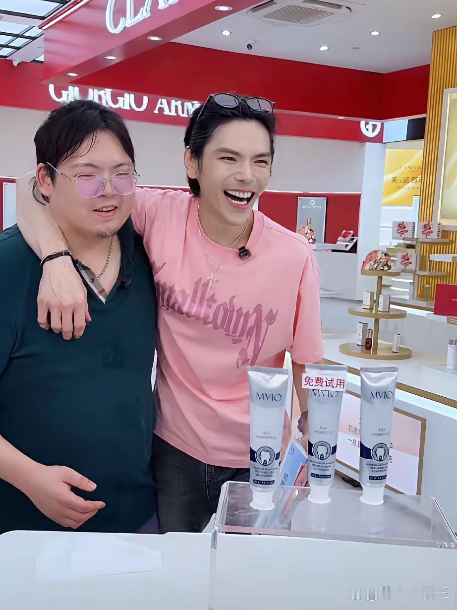 向佐弟弟惊喜现身直播间，兄弟俩拥抱，画面太感人！向佑有些腼腆，但他能主动出现，就