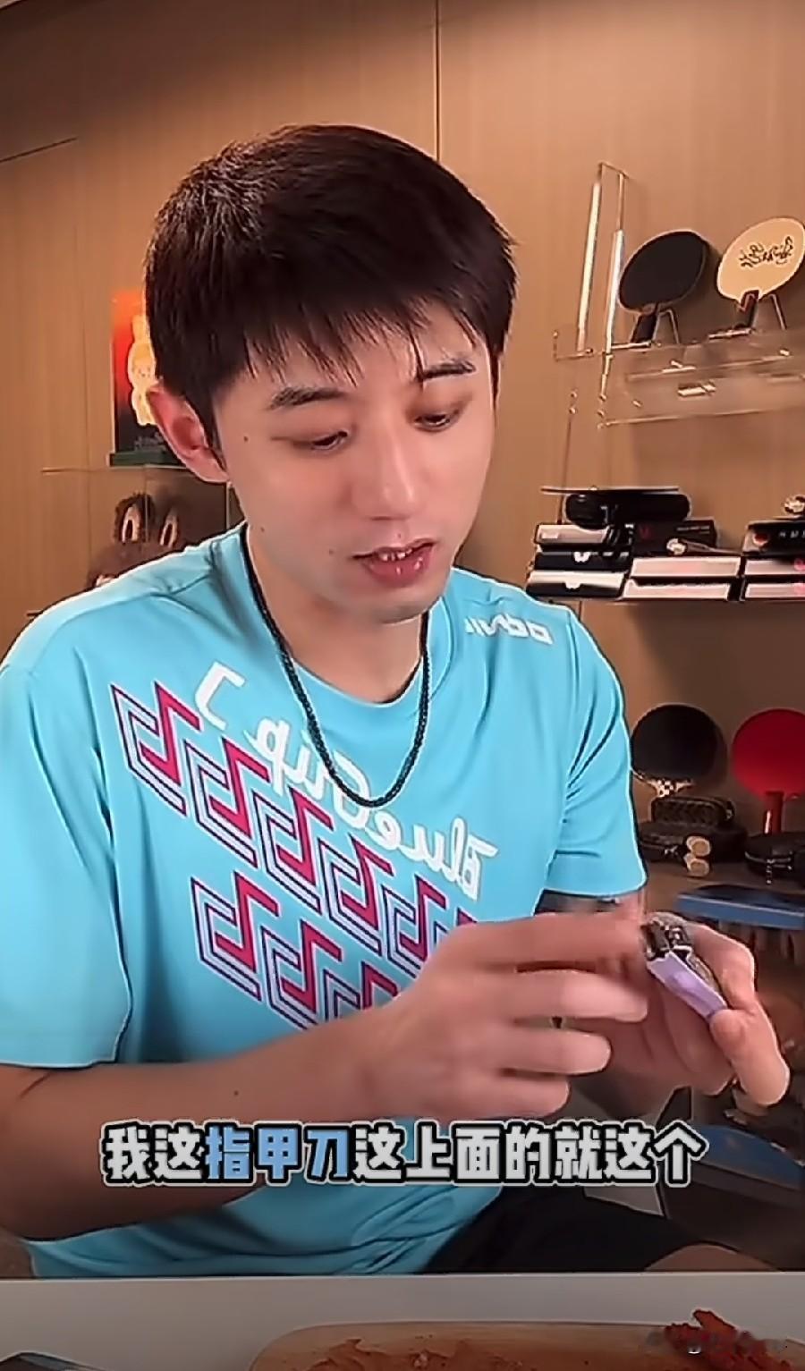 笑不活了！景甜这事一爆出，网友立马找出了张继科早年直播的视频，视频中他在磨自