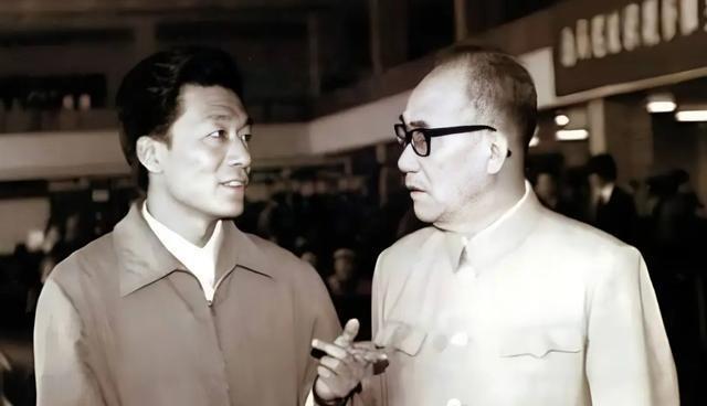 侯耀文生前给徒弟立过规矩：卖票的叫红角儿，传活儿的叫先生，开宗立派才算泰斗。郭德