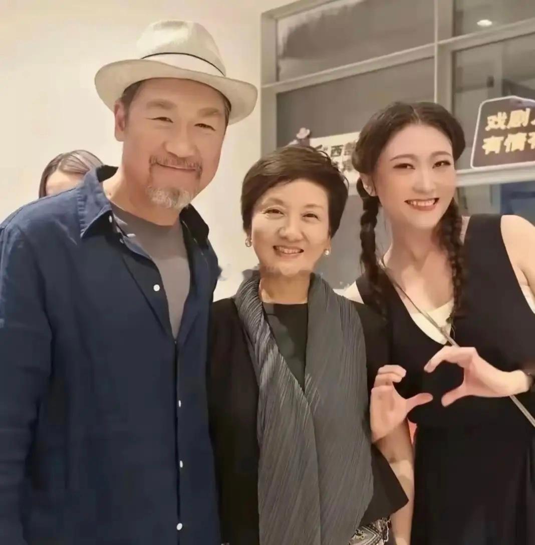 张国立、邓婕夫妻与养女张可瑄合照。张可瑄是他们夫妻二人于2005年领养的孩子。