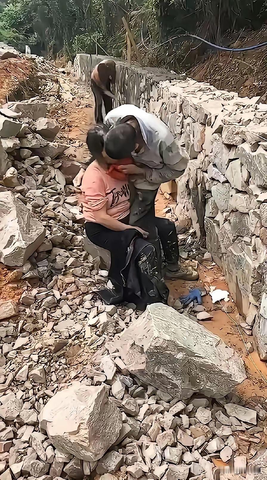 看到这一幕老公承包到了砌墙的活为了节约成本减少开支两口子一起干活结果，天