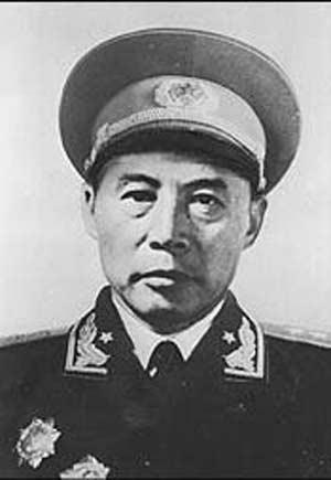 1937年，吕正操麾下一个营被日军包围，他正要率部营救，谁知军长却发来电报：“这