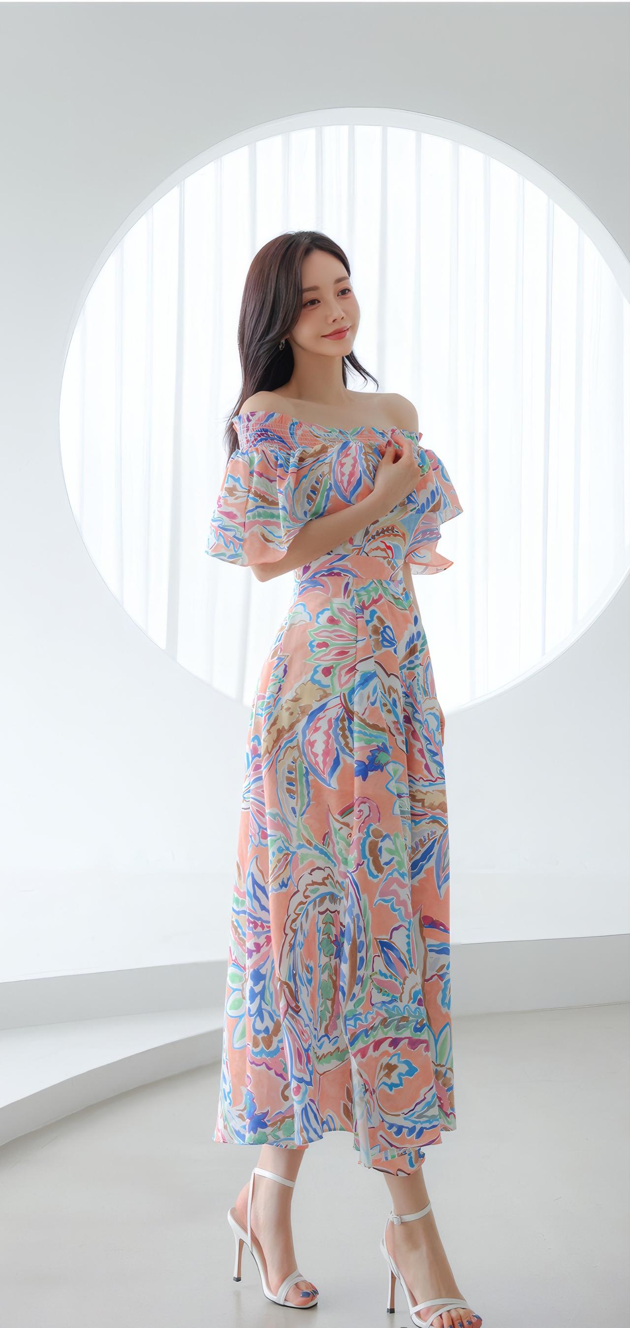 夏日清新穿搭指南，印花连衣裙搭配高跟鞋，轻松自在！🌞👗👠