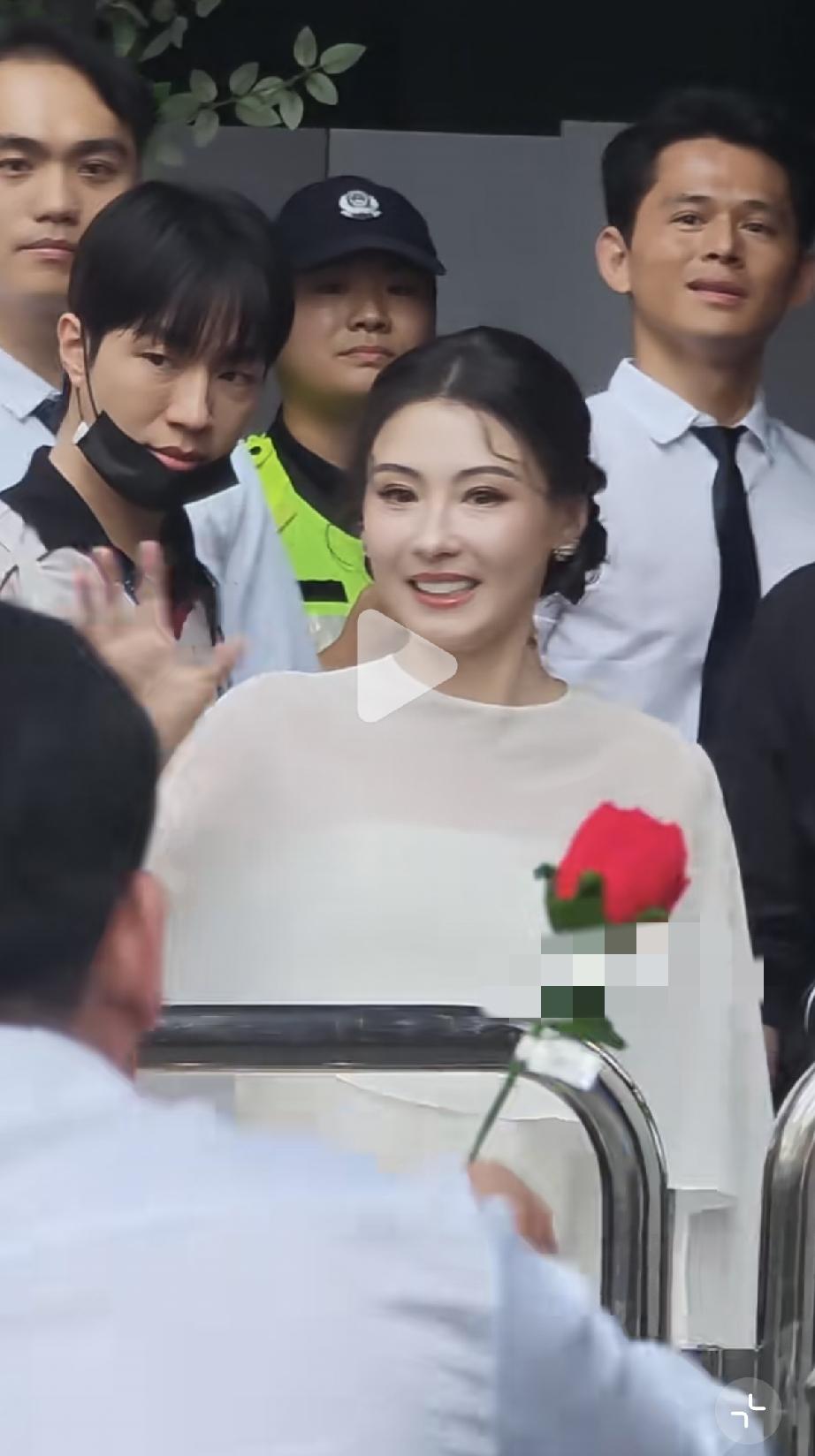 9月24日，张柏芝现身深圳万象天地参加活动，路人镜头下，她脸变圆润了，有年龄感了