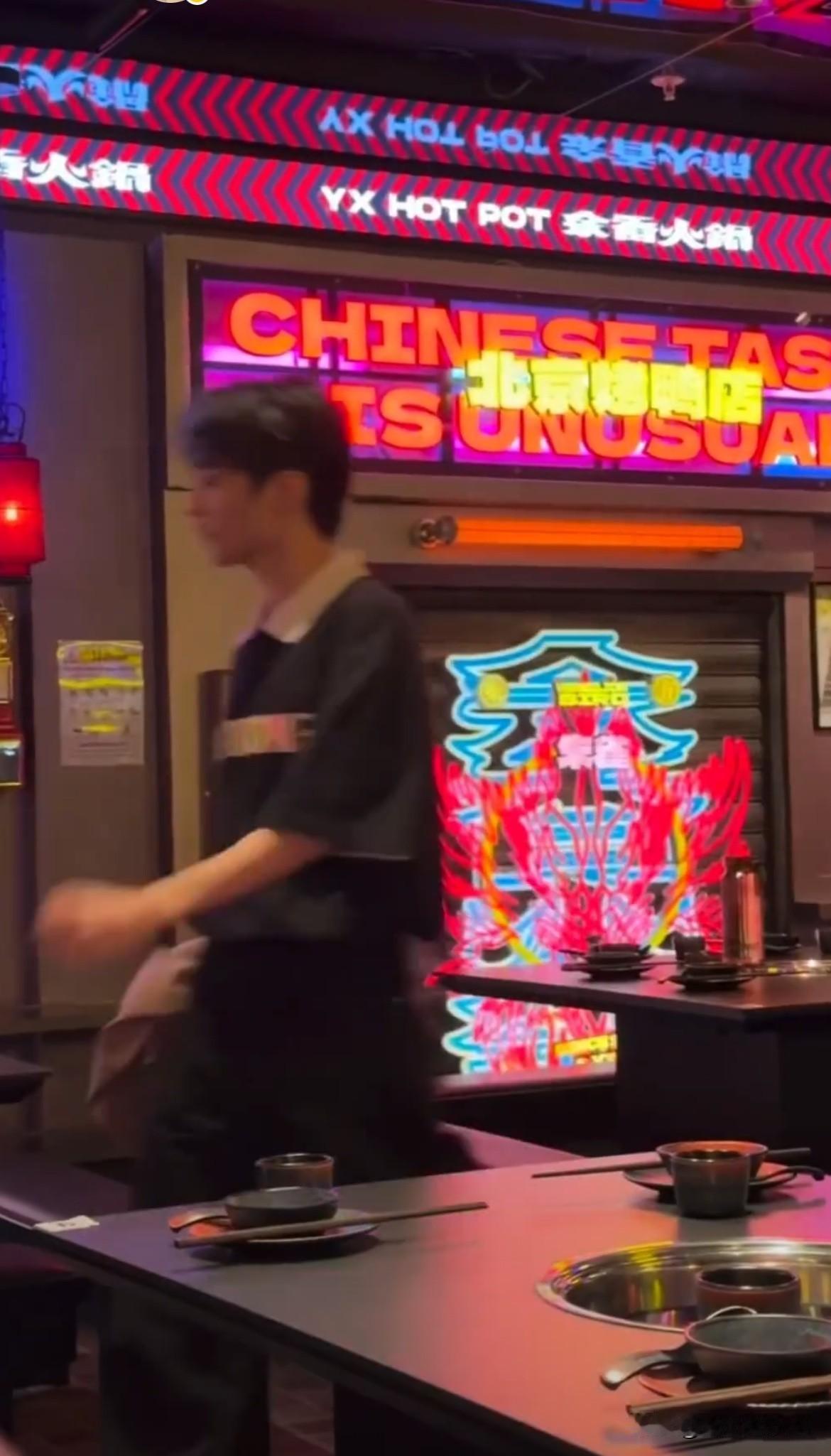 网友在墨尔本偶遇王俊凯和周杰伦、陈奕迅一起吃火锅？小凯追星追到了餐桌上，这也太幸