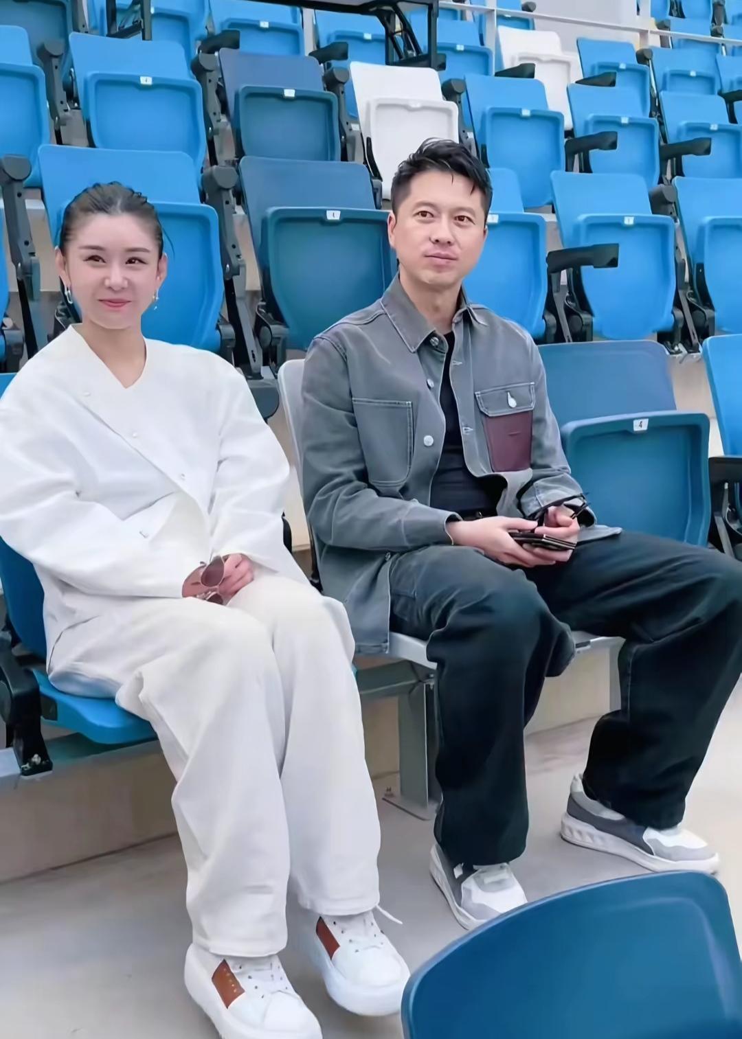 王雷的老婆李小萌说，她的妈妈很爱干净，家里的沙发，只有在穿睡衣的时候，才