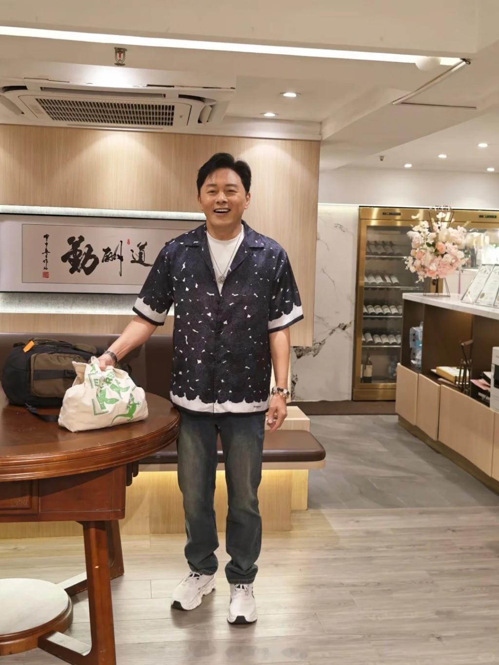 曹永廉18岁儿子留长卷发曾摇滚炸舞台惊喜现身爸爸生日会展现反差萌目前在读大
