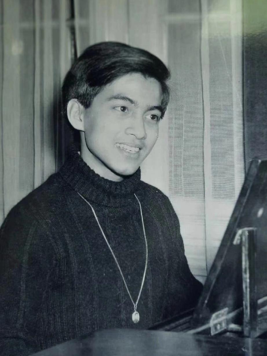 曾经是个文艺小青年的西哈莫尼，他的盛世美颜赛过大明星。他有八分之一的中国血统，