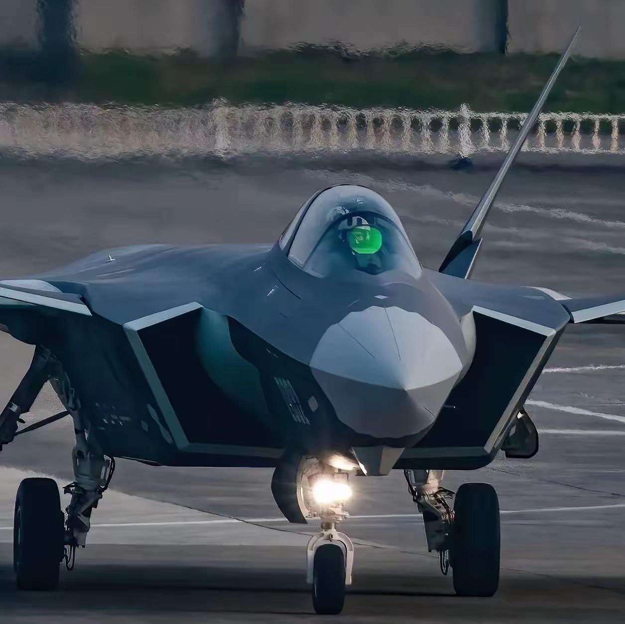 阿美：今天对你们来说可是个特殊的日子。阿中：啥特殊的日子？阿美：今天是你们歼