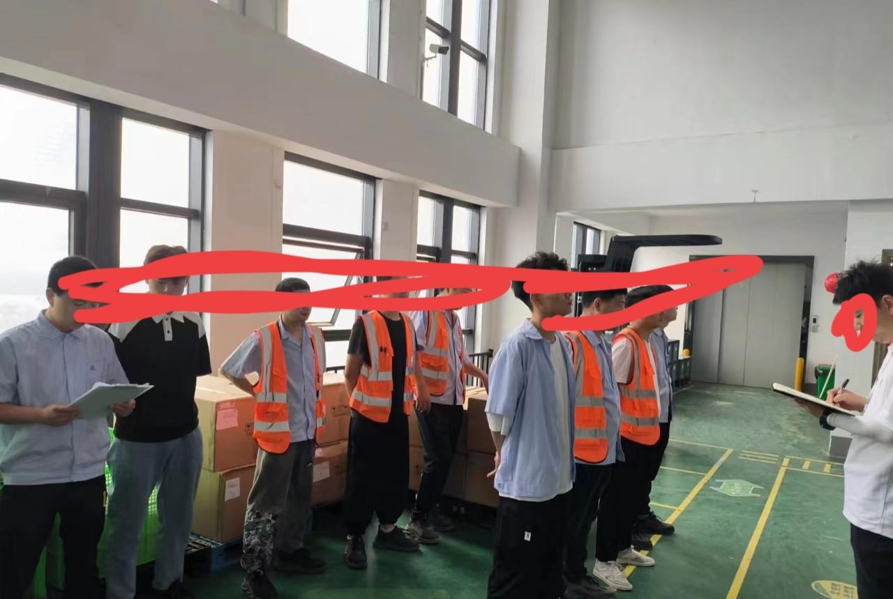 还剩这么几个临时工不知道能干几天跑路，原来招进来几批临时工，差不多有200人左右