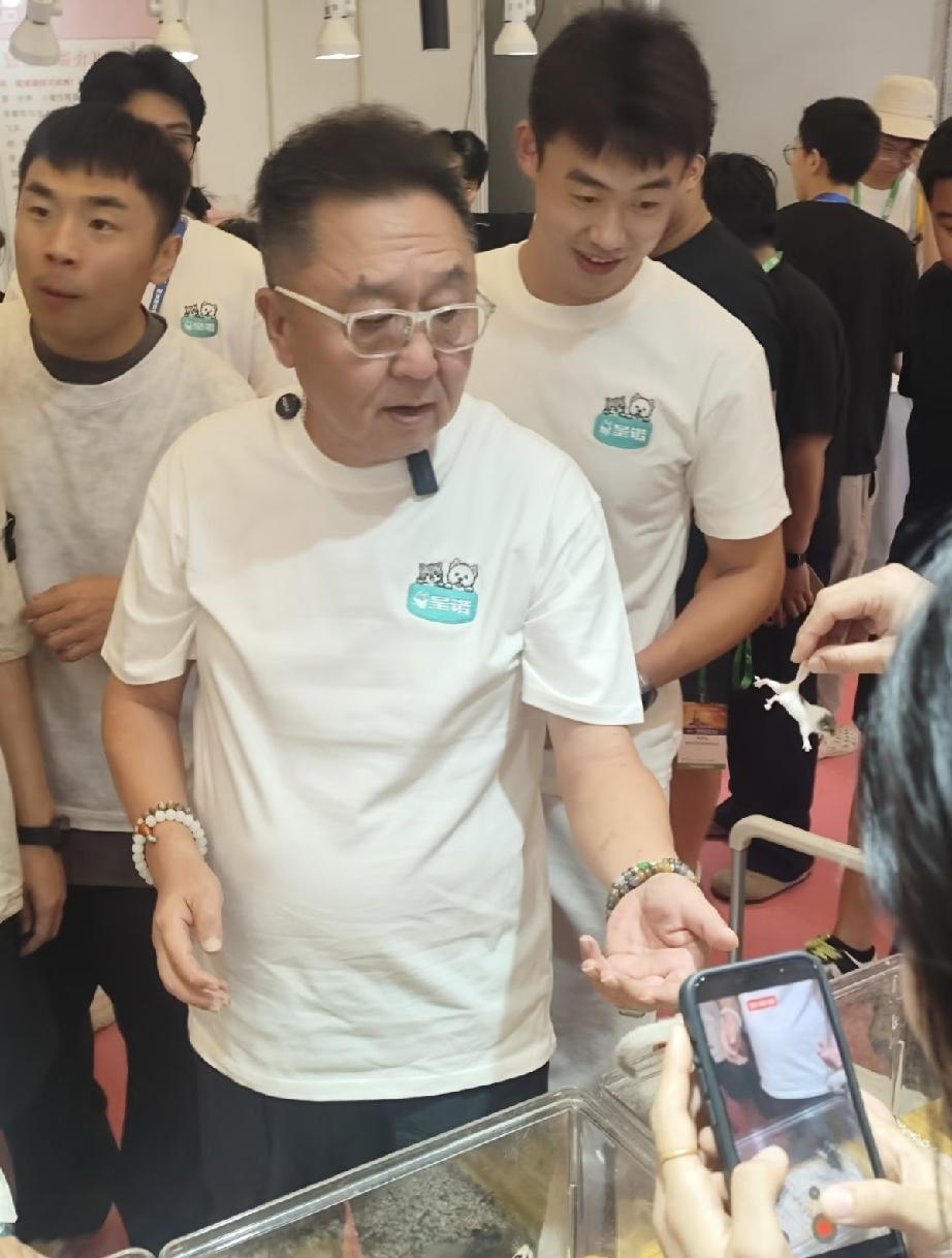 近日，德云社于谦带着张九南、杨九郎等人在上海参加亚宠展，感觉他们没以前自信了，可