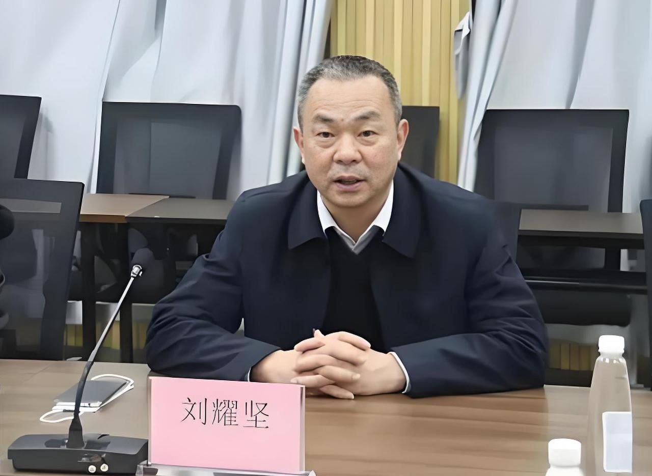 老刘啊，老刘，你再熬几年就可以退休了，却临门一脚把自己踢进去了。你在广东清远市的