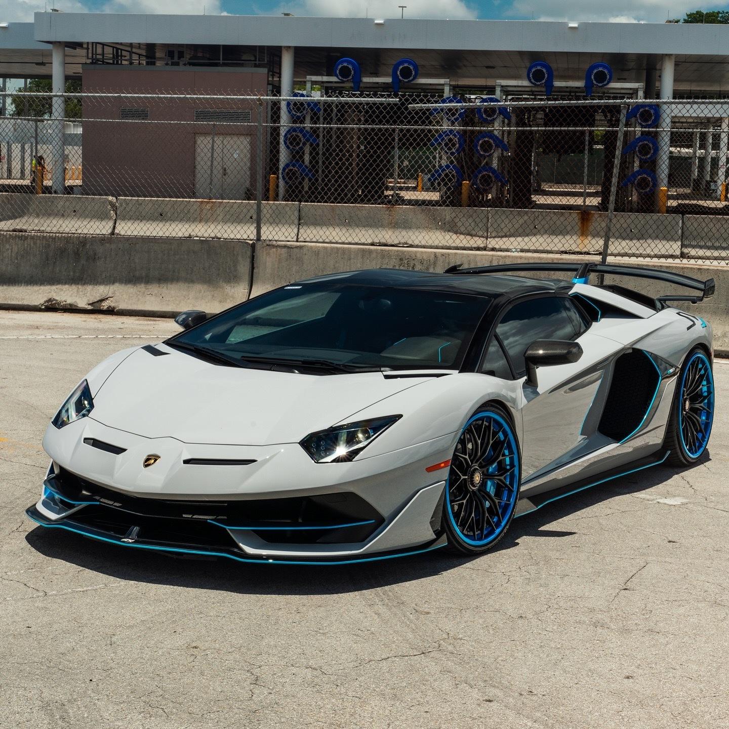 兰博基尼AventadorSVJRoadster敞篷跑车配以锻造轮毂和新排气