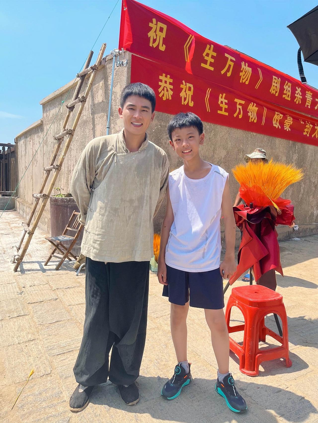 8月22日，演员解博文晒出与欧豪的合影，这是两人在拍《生万物》杀青时候拍的。