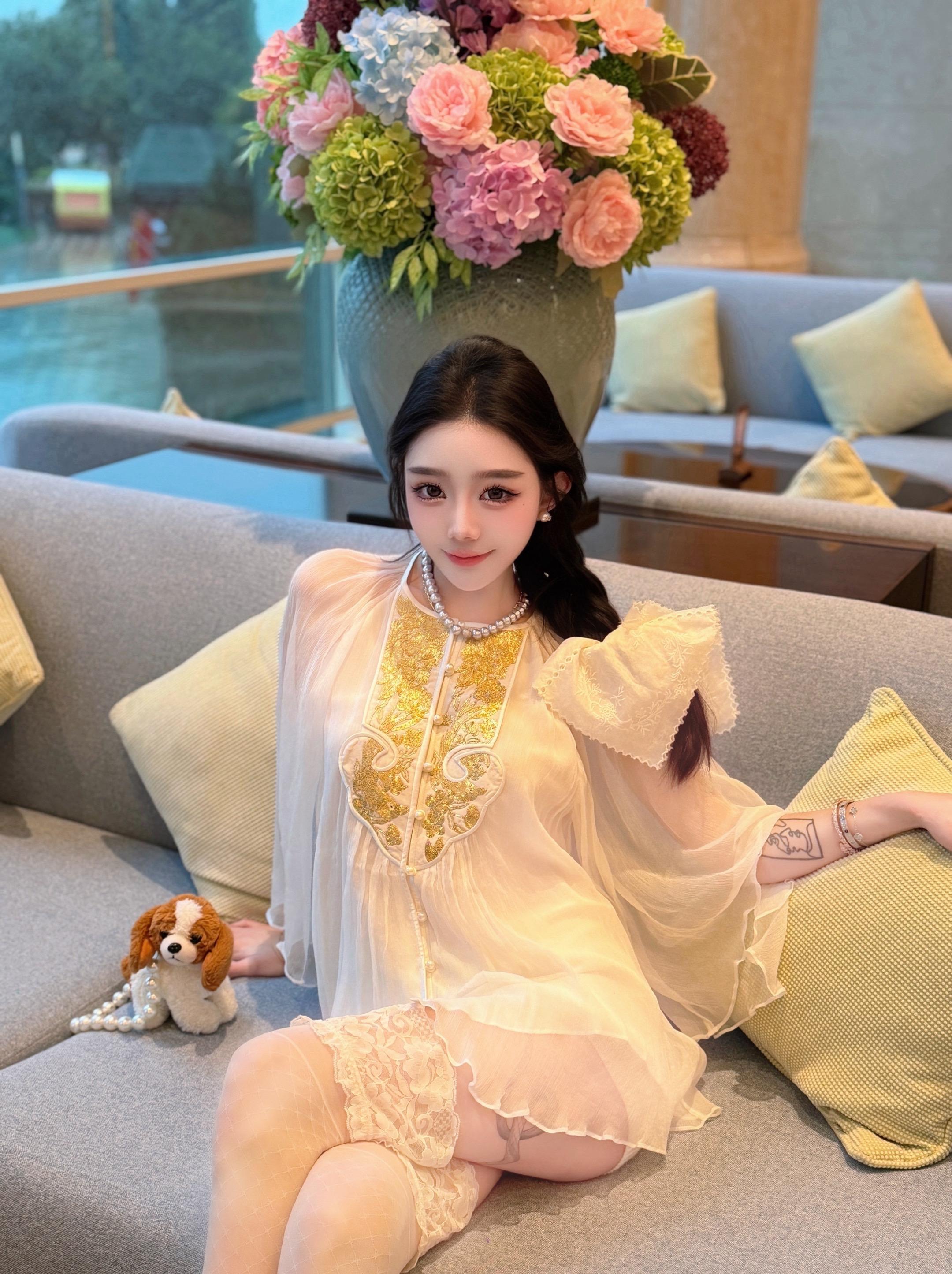 她真的就是一只猫咪 既喜欢被人轻轻抚摸  但是又很高傲俯视一切