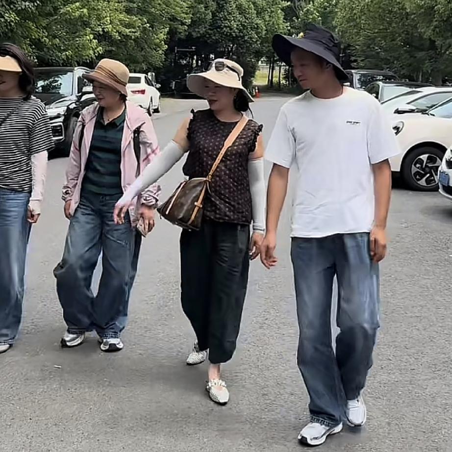 厉怀远还是比较喜欢现在的生活厉妈身上背的包引围观厉妈回去浙江2天了，今天厉