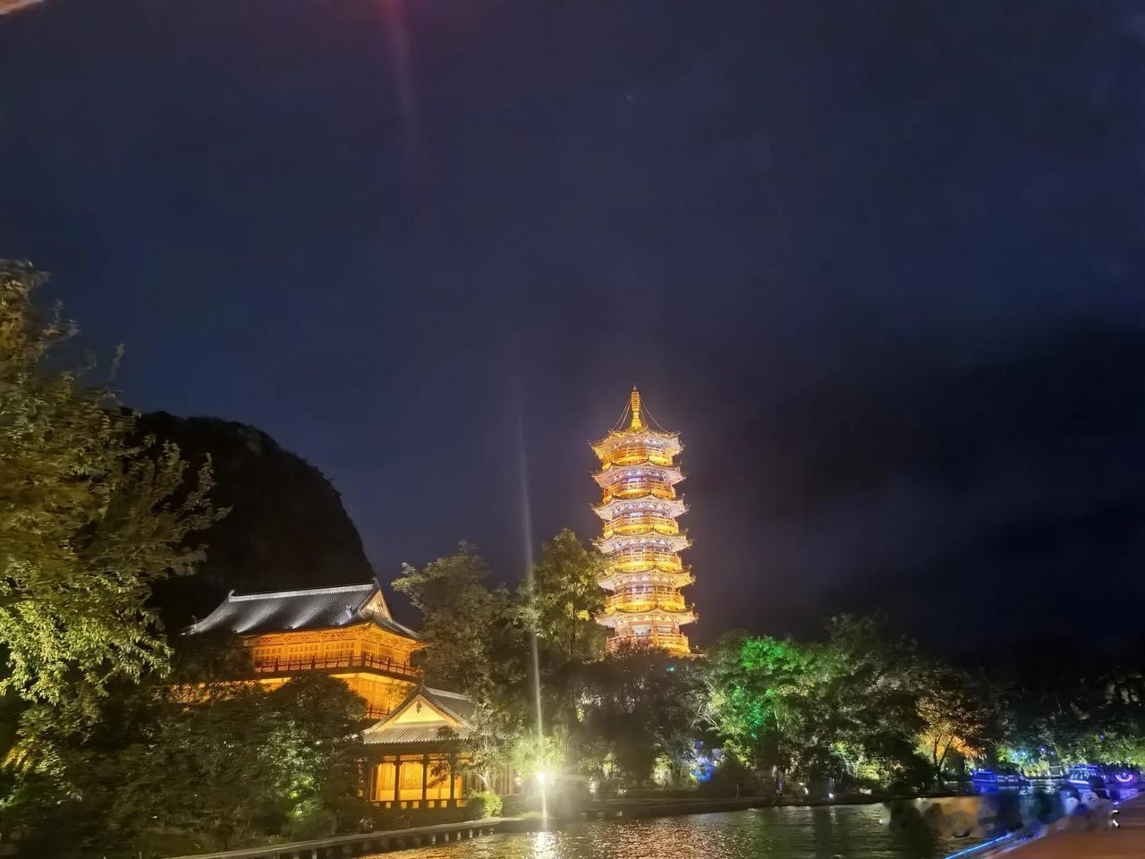 七律·桂林山水入画卷漓桃汇处画屏开，秀岭参差抱水回。漓岸峰高摇竹翠，桃溪