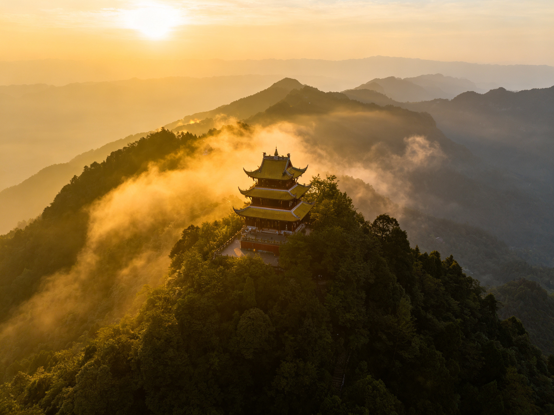 避开蓉城的喧嚣，去青城山寻了一份幽静。道法自然，这也是中式血脉觉醒后的追求。东方