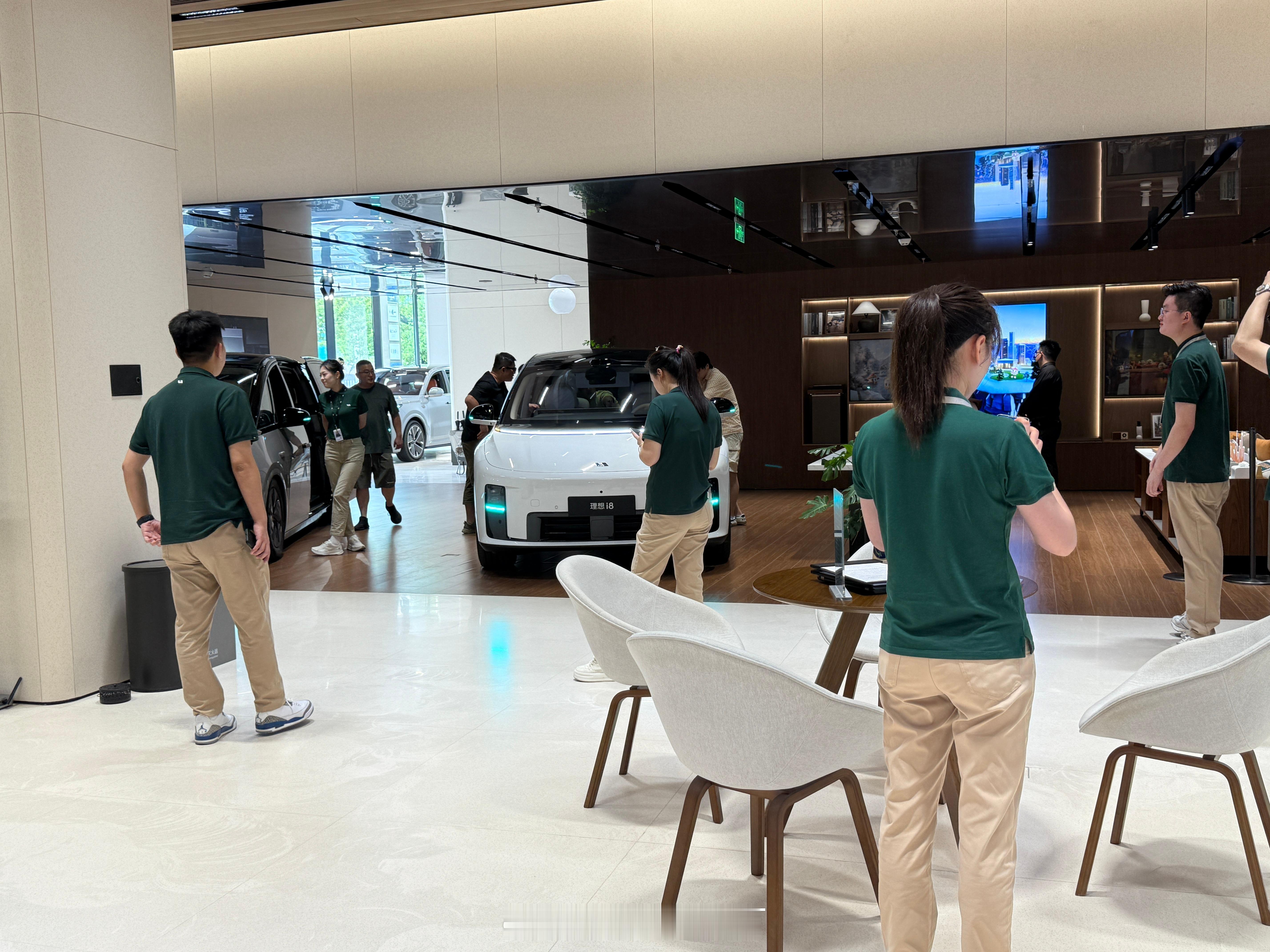 刚刚去店里看了理想i8。空间确实不错，和L9差不多大。但因为地板全平，第三排乘坐