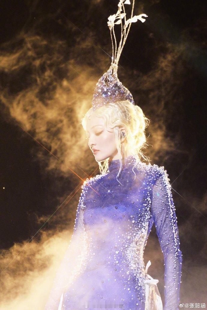 张韶涵治好了我的审美疲劳当下审美太容易让人腻烦，可张韶涵却成了例外。她的舞台造