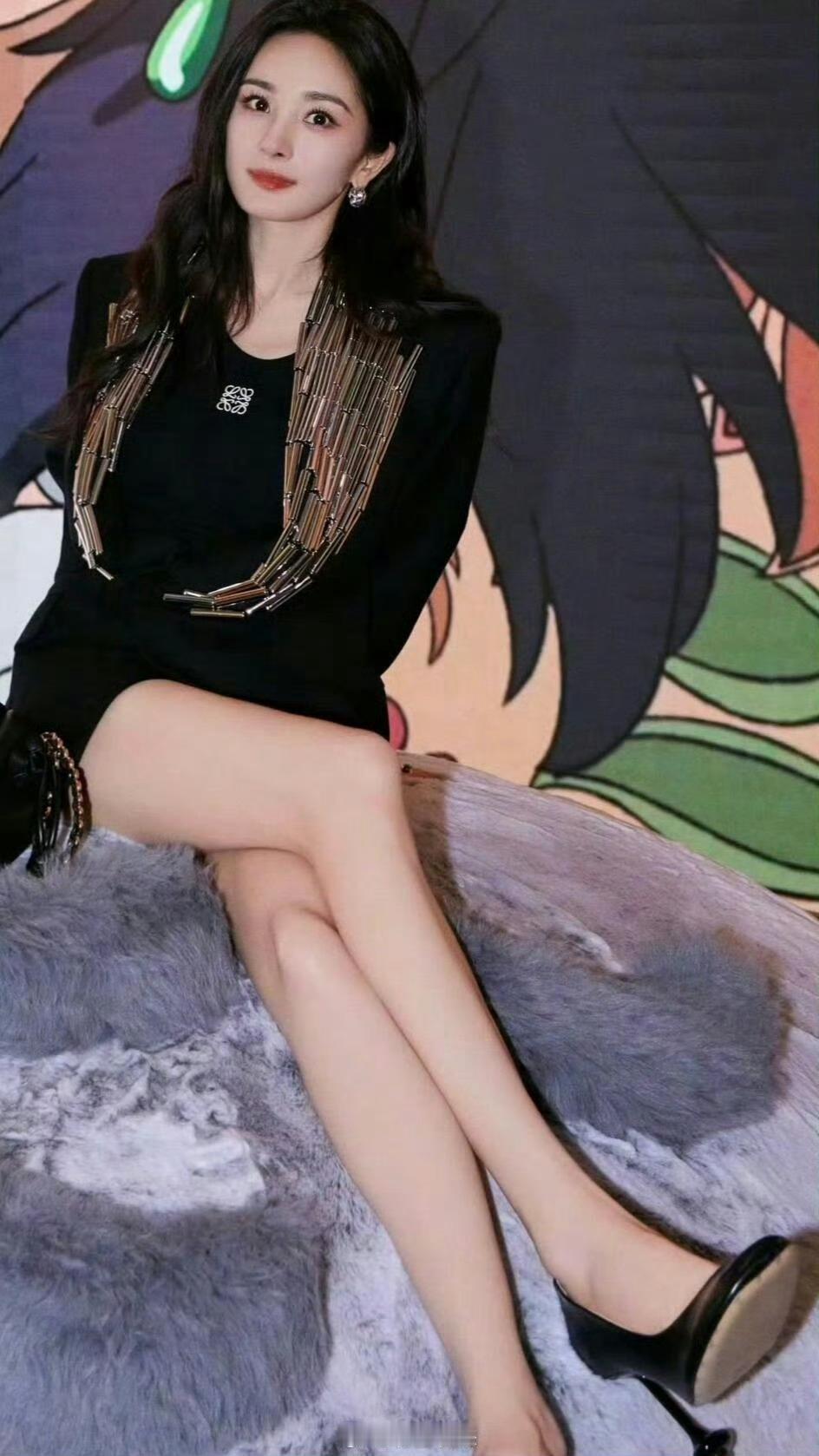 杨幂不光是大幂幂，还是腿精啊，天生的好架子！​​​