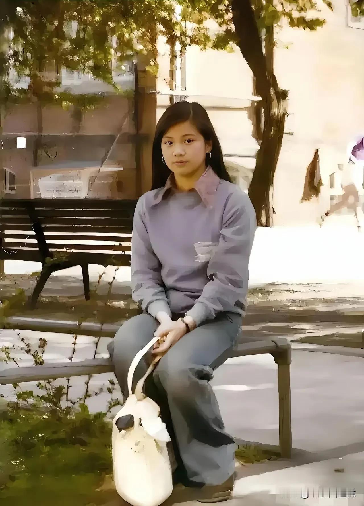 香港邻家女孩的英伦往事：从街头长椅到荧幕传奇，谁还记得那个为爱陨落的80年代女神？