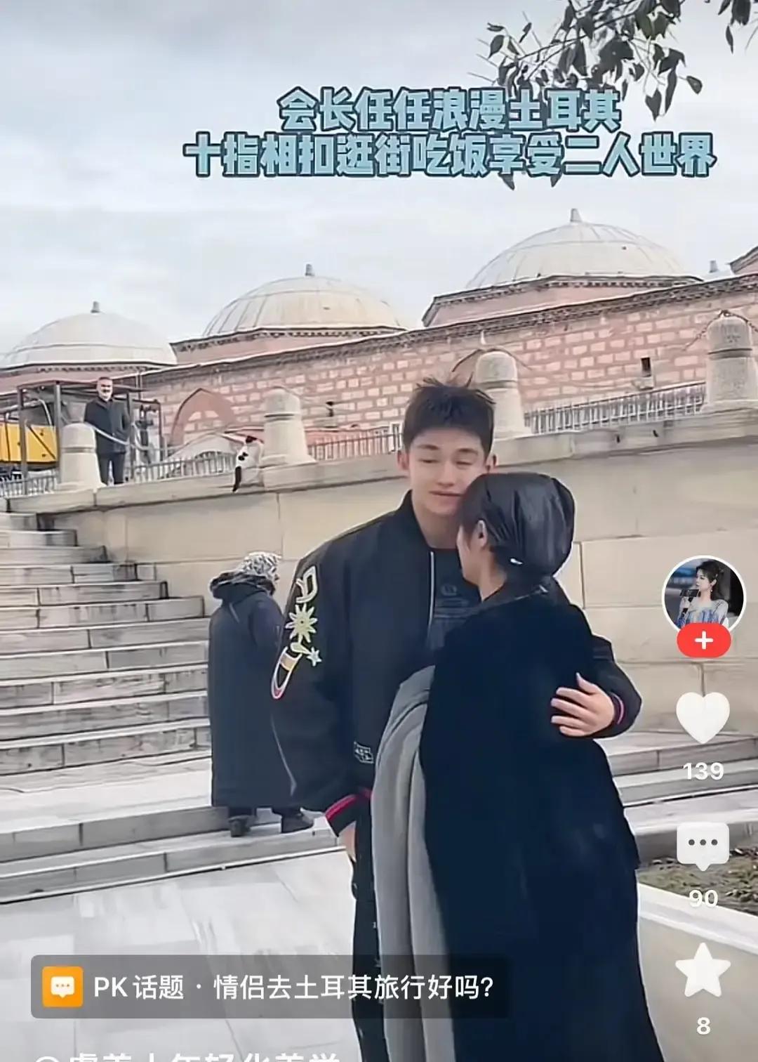 于文红最近天天带着儿子任任出镜，吃饭逛街直播全打包，还给儿子戴上块百达翡丽，被网