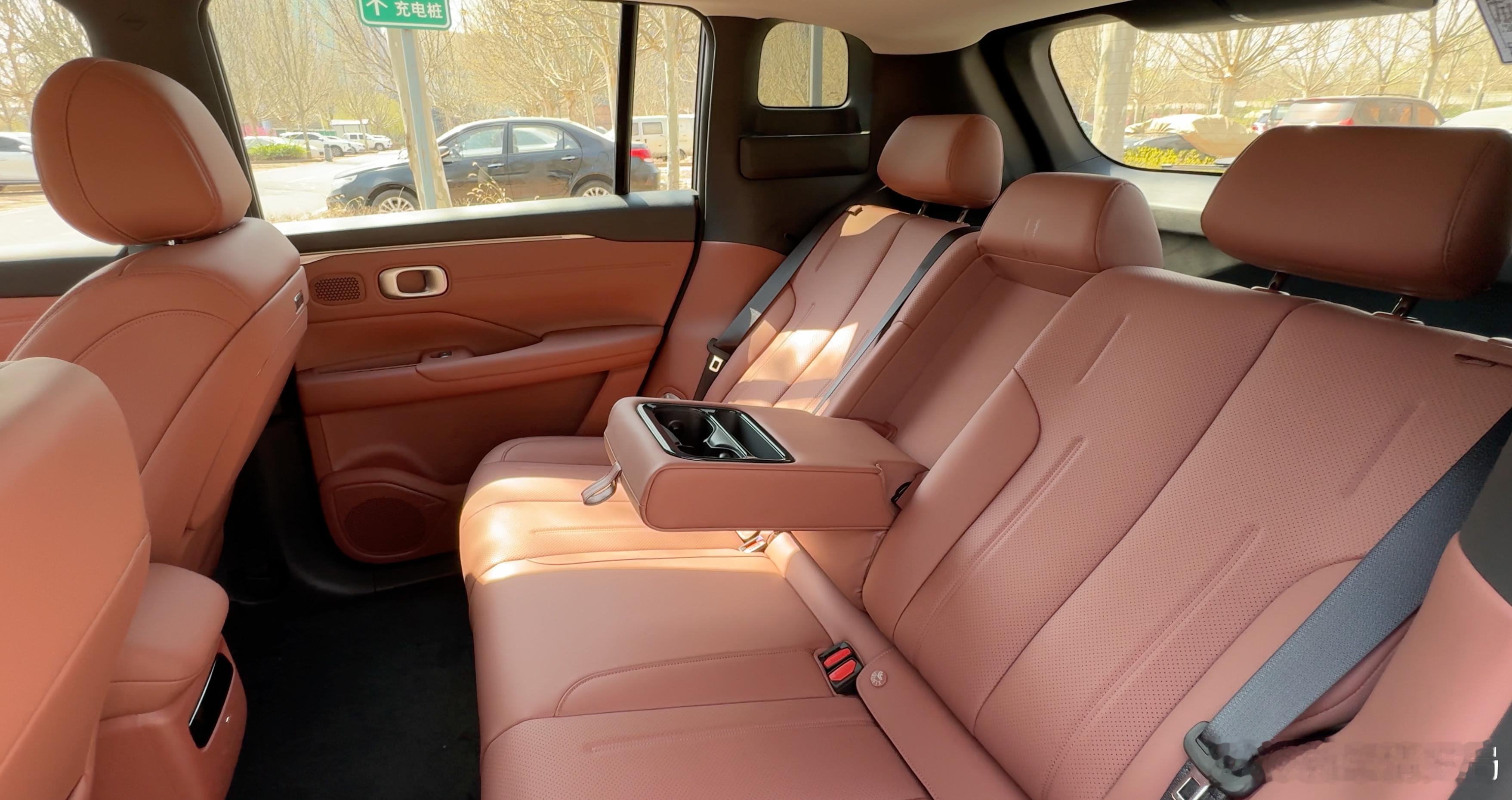 埃安N60以标配即高配的逻辑，把激光雷达、零重力座椅、五连杆、非晶碳化硅电驱等配