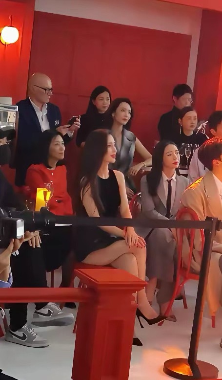 杨颖看秀穿搭惹争议....被指裙子太短​​​